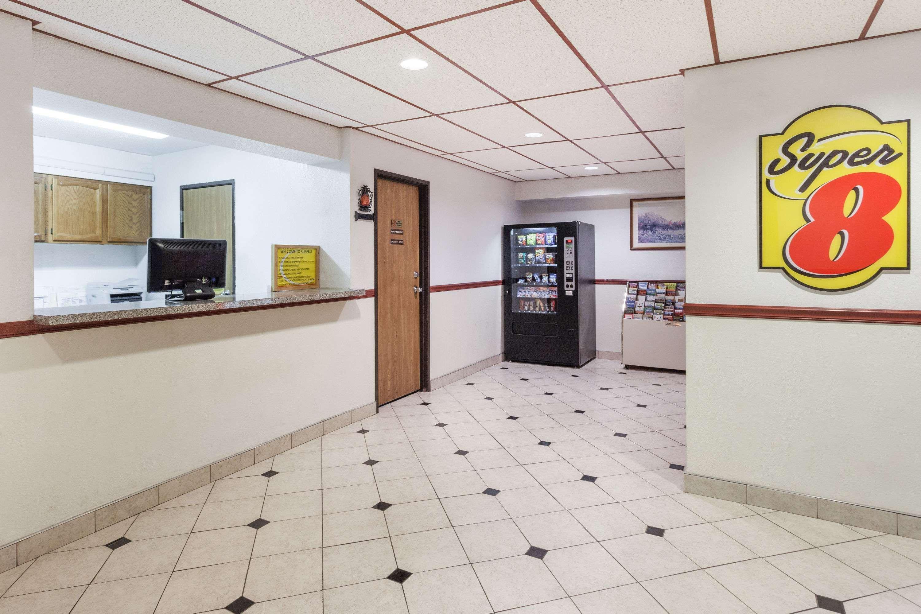 Super 8 By Wyndham Winchester Va Bagian luar foto