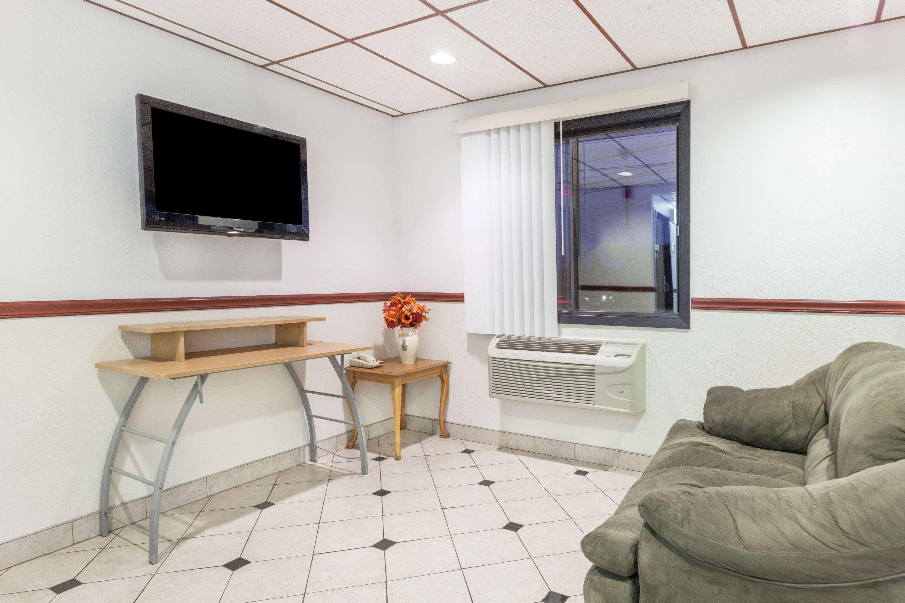 Super 8 By Wyndham Winchester Va Bagian luar foto
