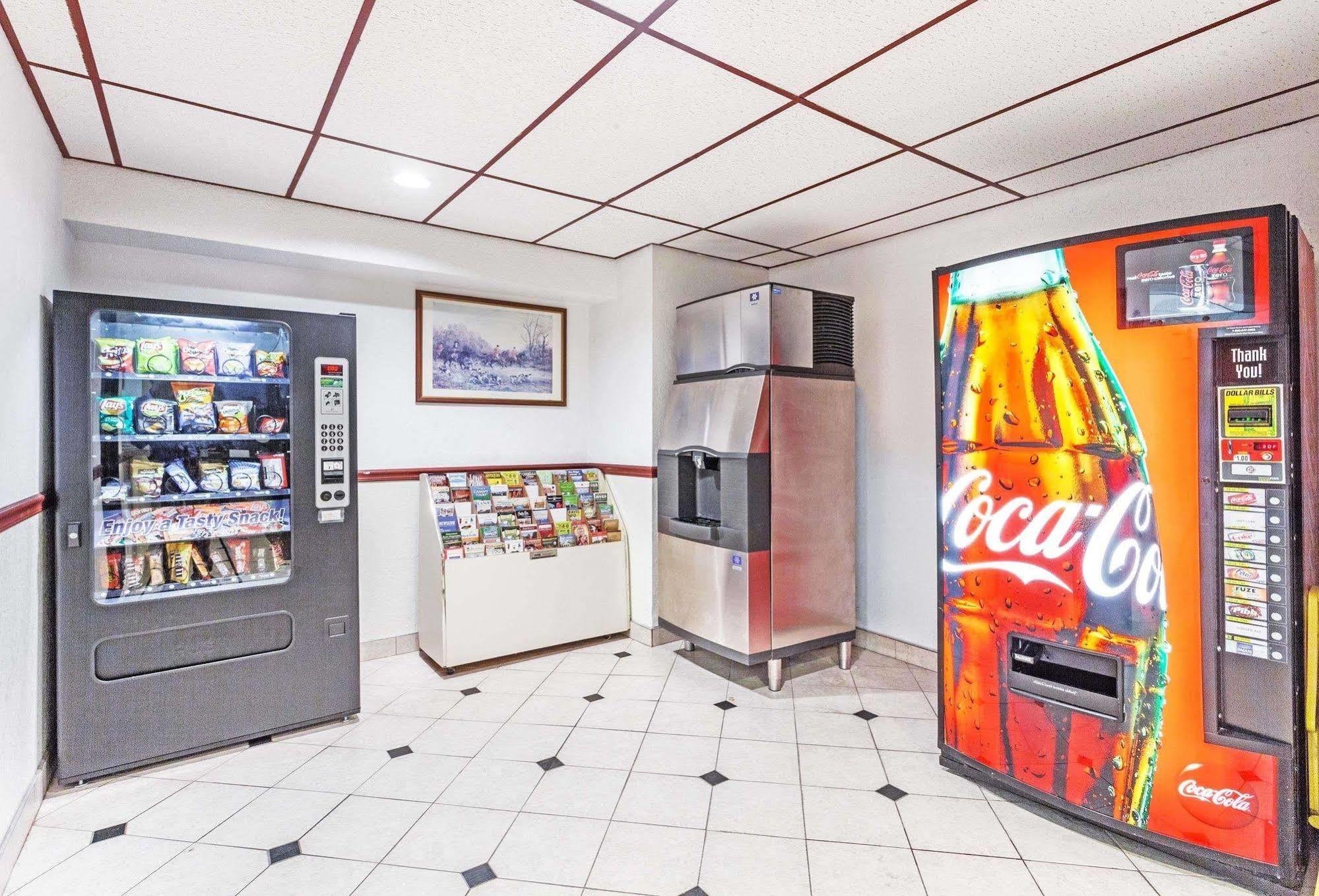 Super 8 By Wyndham Winchester Va Bagian luar foto
